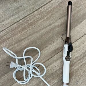 Hoson 3/4” long barrel curling iron.